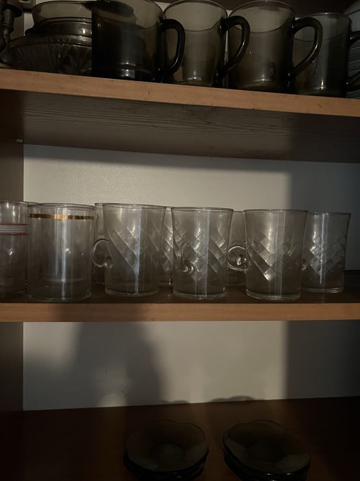 Szafki wiszace dwie z szklaneczkami