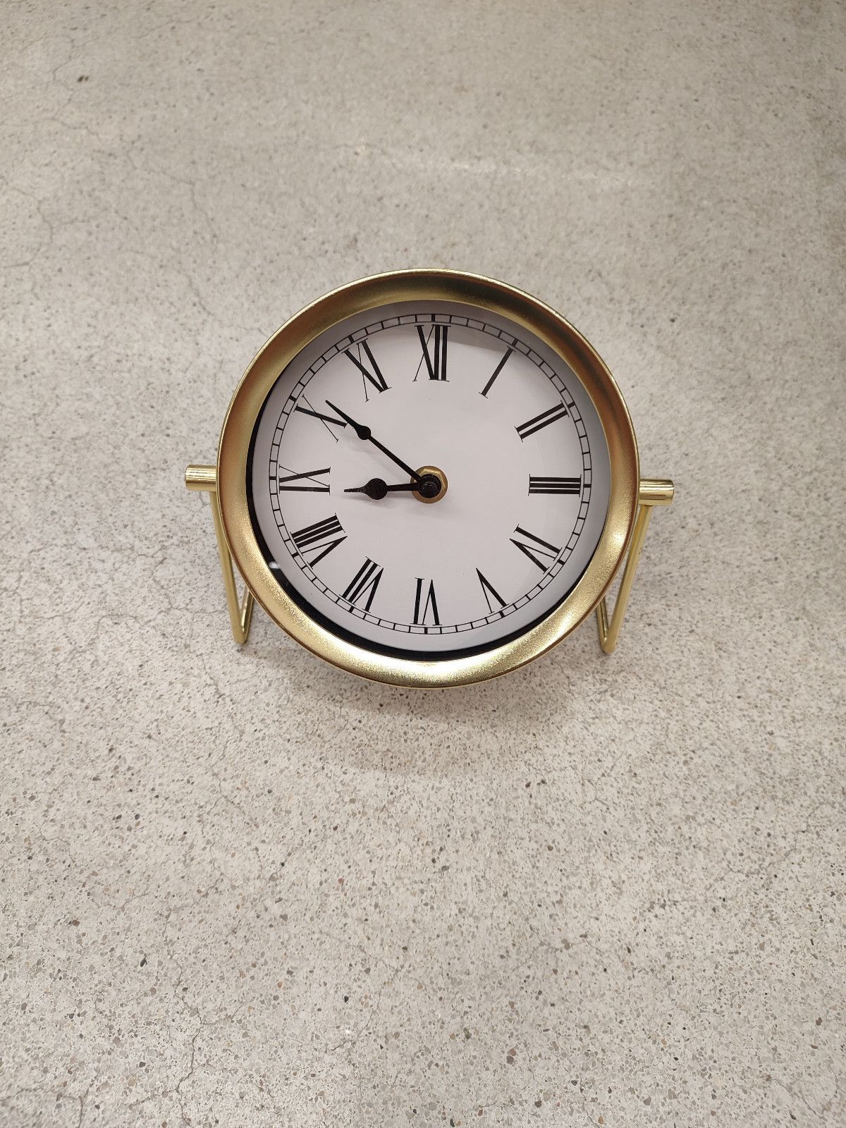 Nowy złoty zegar stołowy