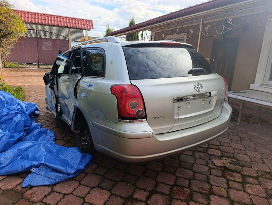 Розбіраю тойоту авенсіс