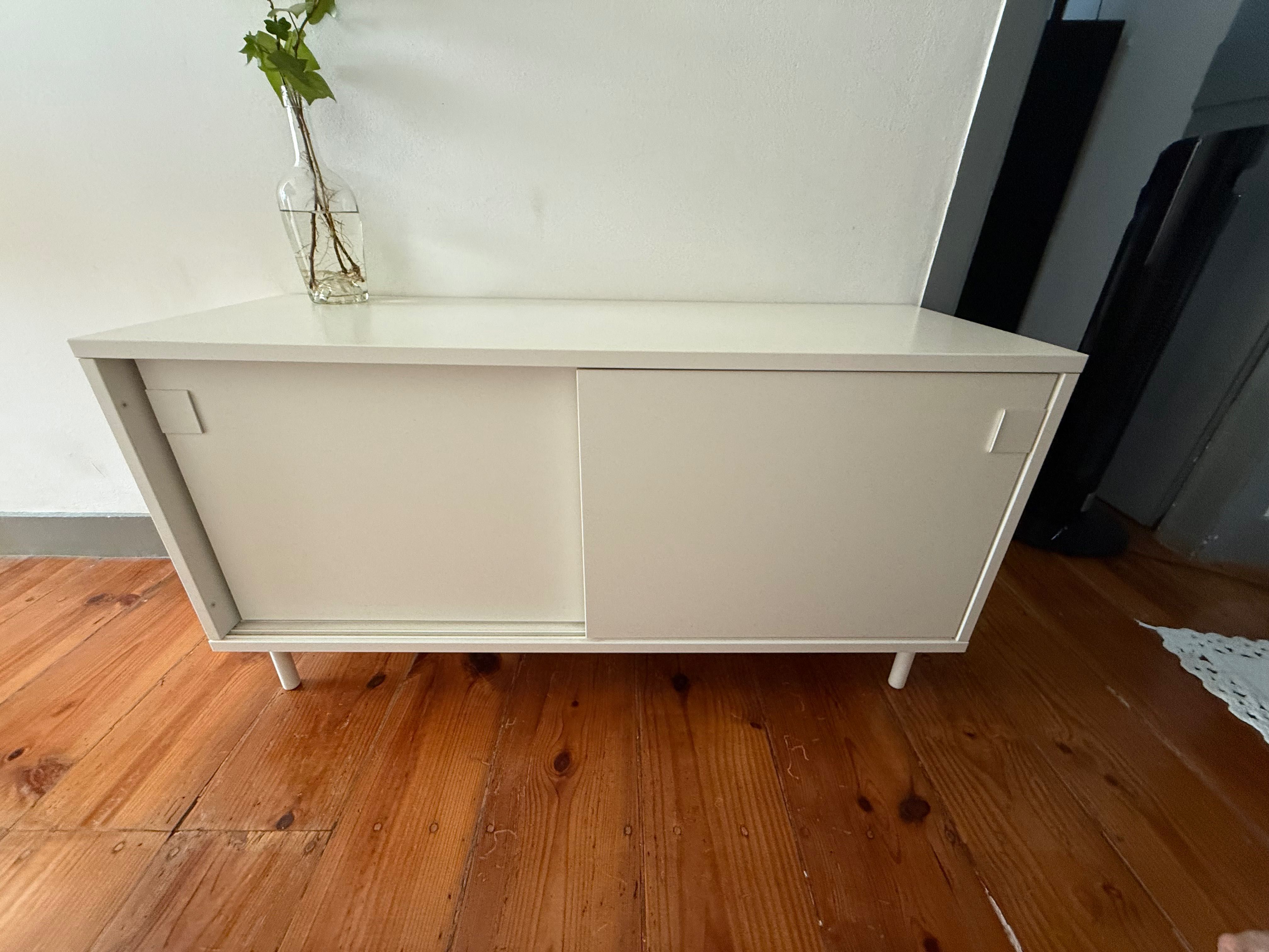 Consola/Aparador/armario branco IKEA com duas porta