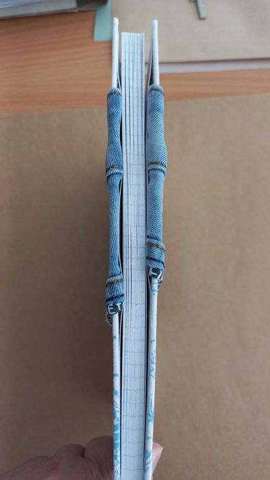 Zeszyty oprawione w jeans i flanelę