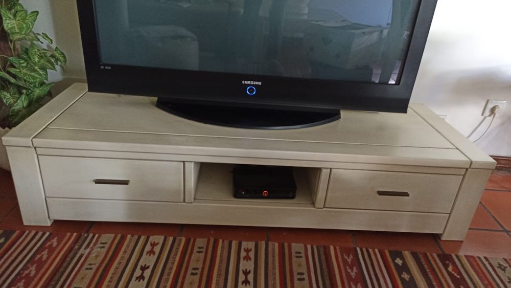 Móvel tv com 2 gavetas