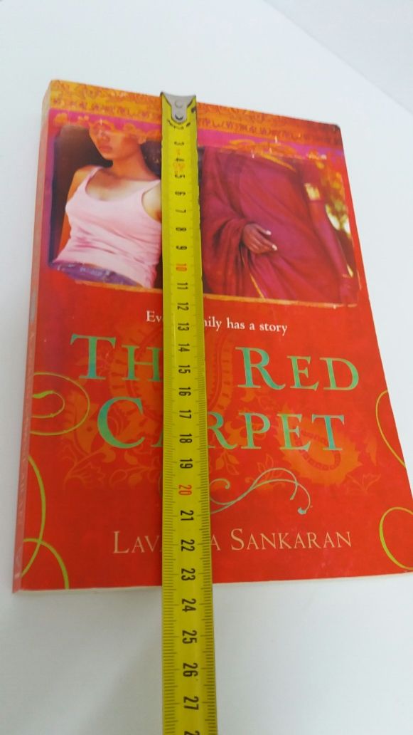 Livro em Inglês: The Red Carpet - Levania Sankaran