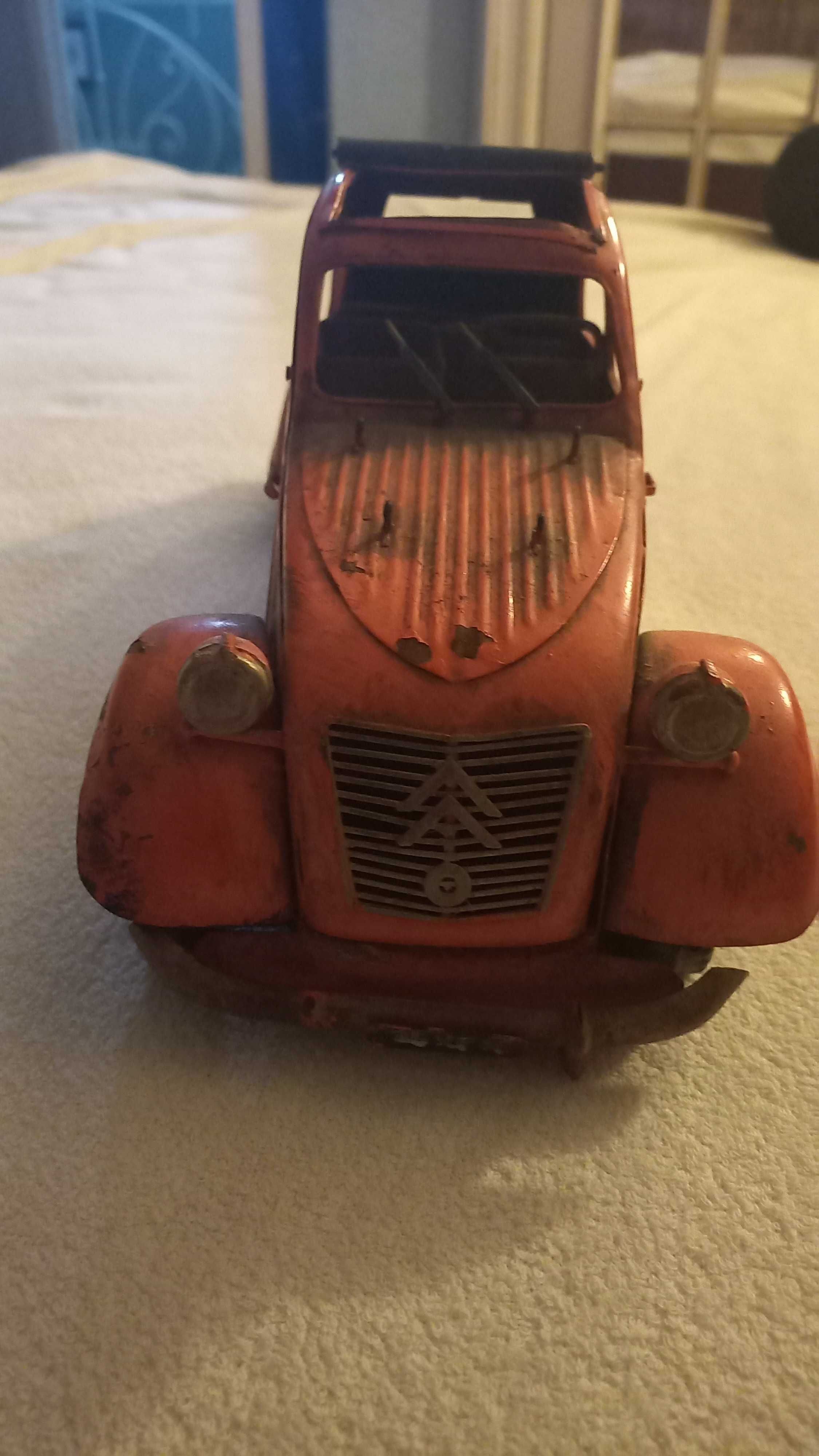 Automóveis feitos a mão.