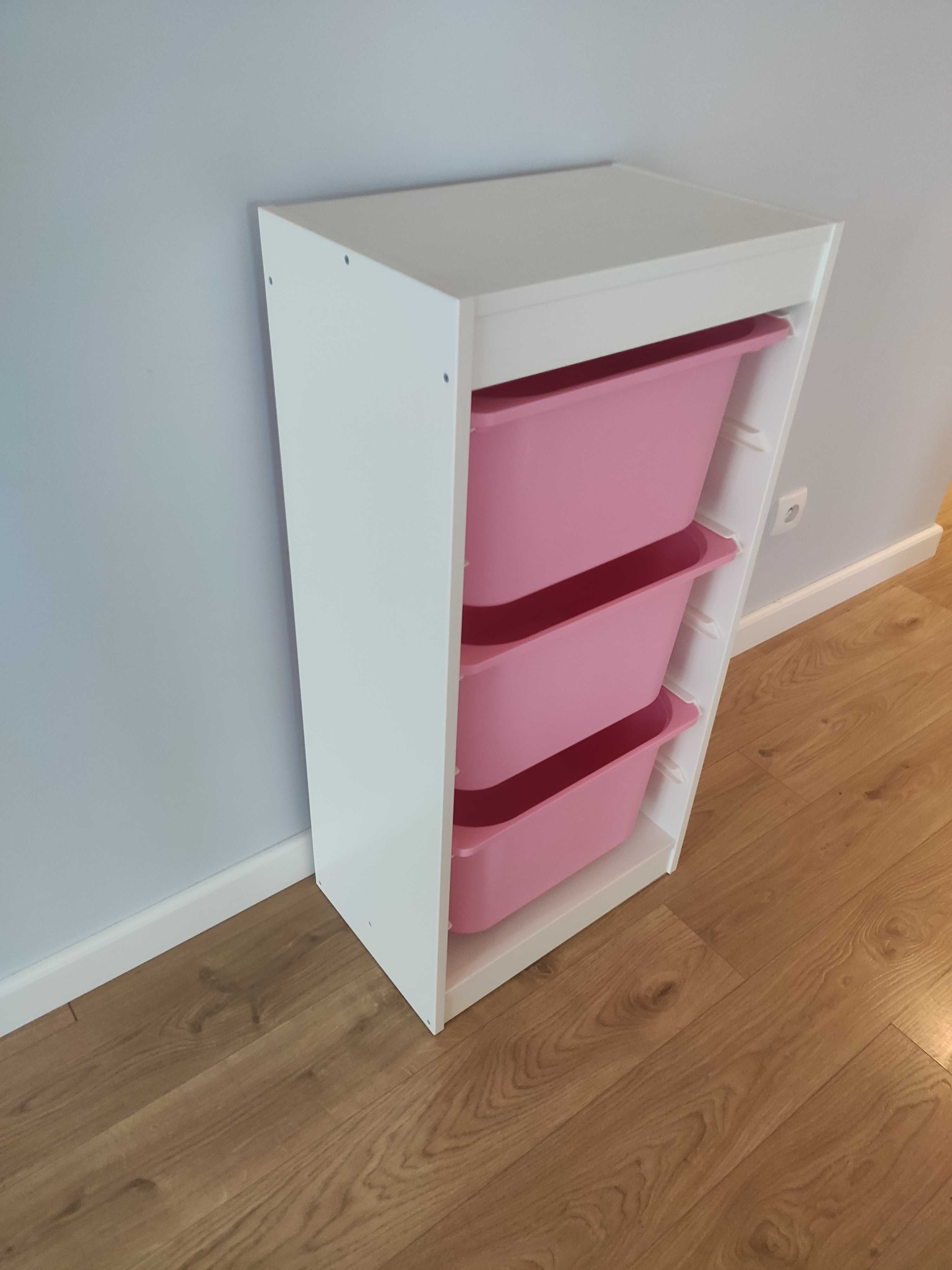 Regał Ikea Trofast z różowymi pojemnikami
