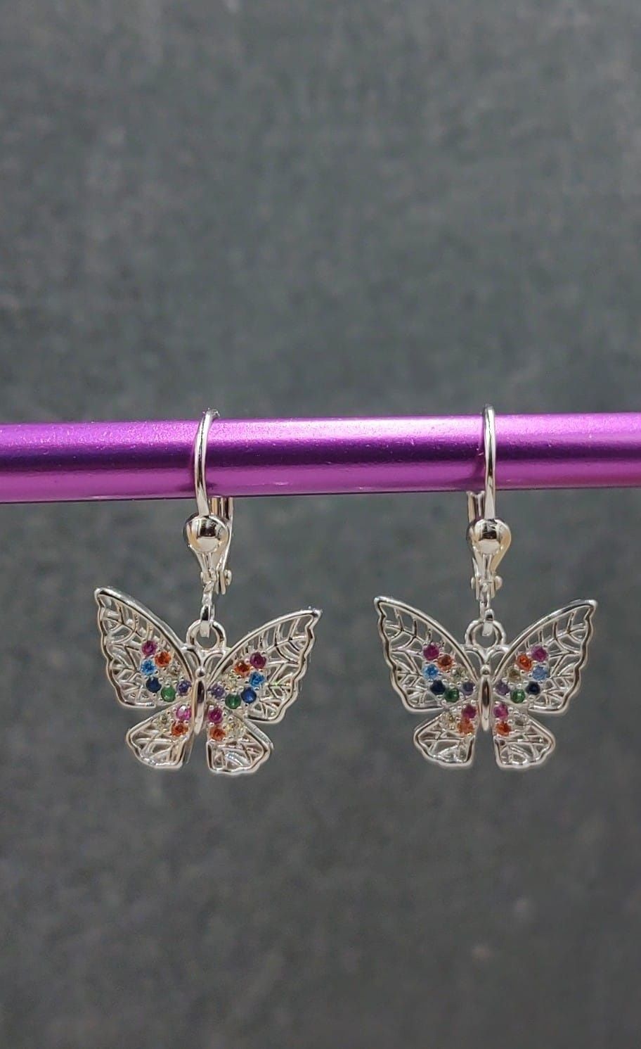 Srebrne kolczyki motylki z kolorowymi cyrkoniami