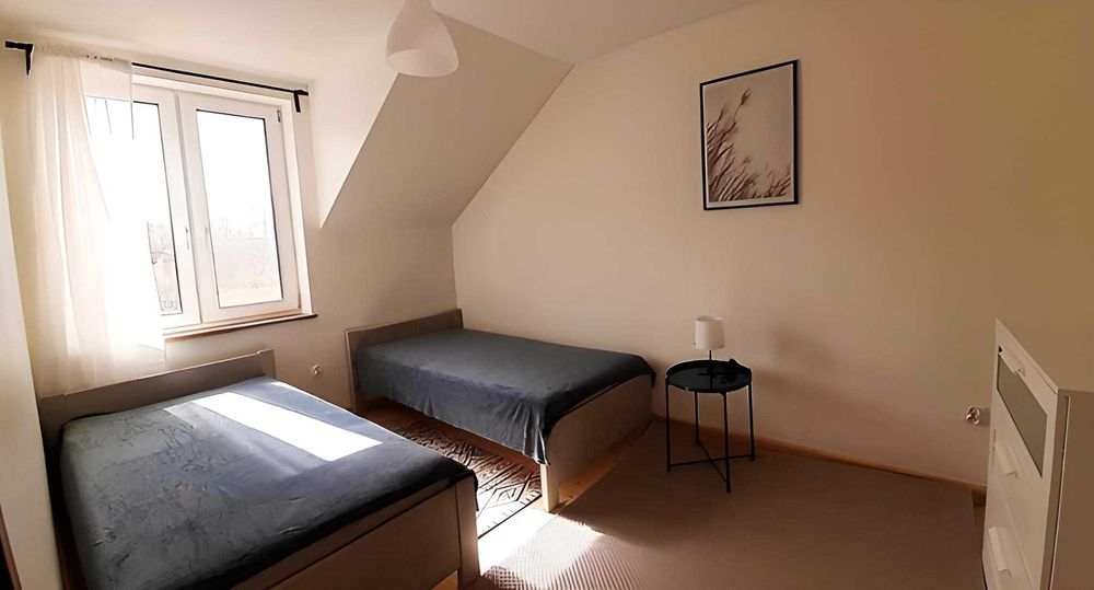 Domek letniskowy nad jeziorem Dadaj, linia brzegowa, pomost, łódki