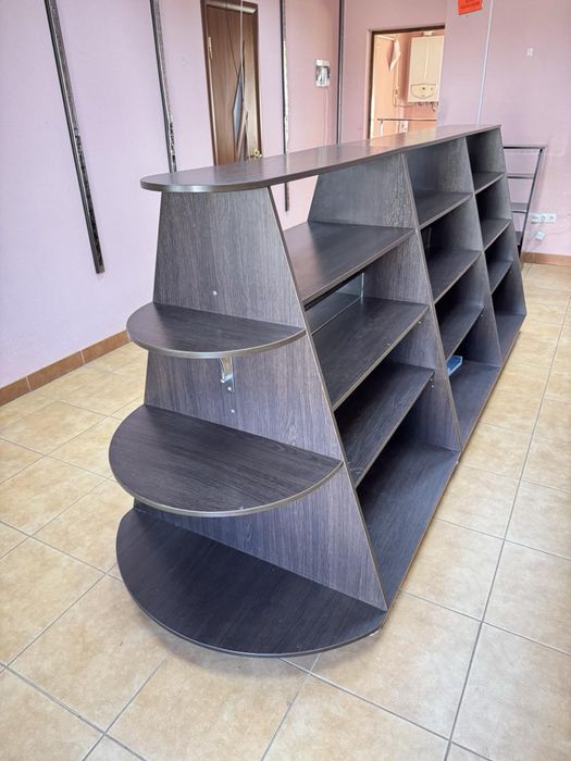 Меблі з магазину одягу