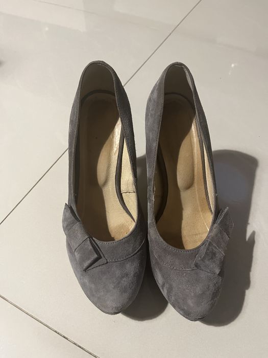 Buty na obcasie szare