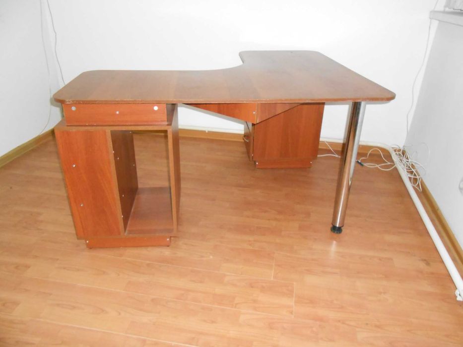 Стіл офісний, для комп'ютера.  (140.5*120.5*77 см.)