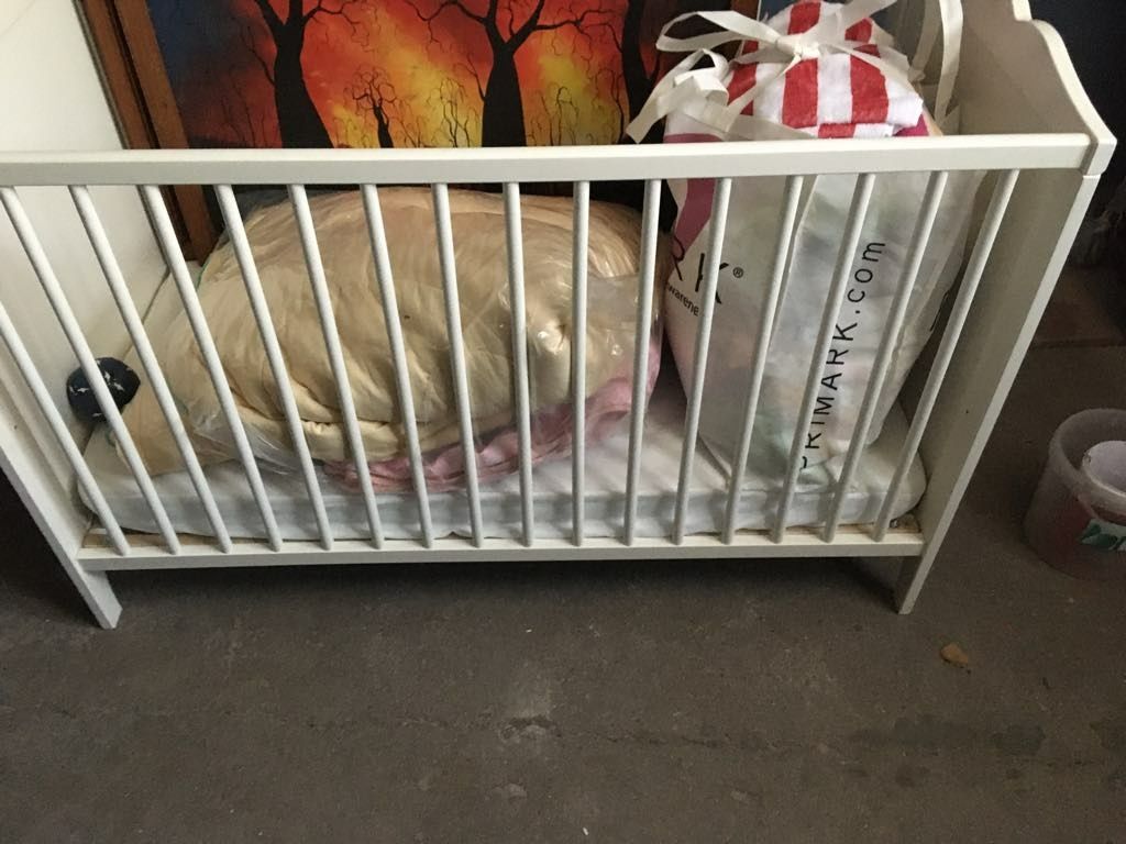 Cama de bebé em bom estado geral