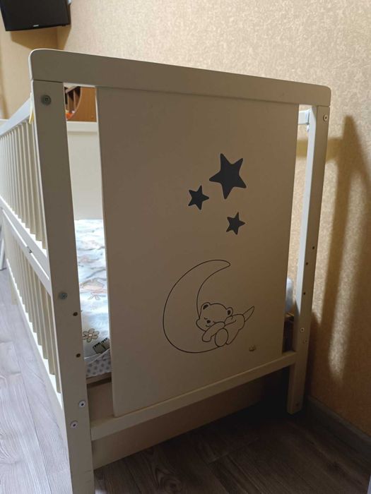 Дитяче дерев'яне ліжко