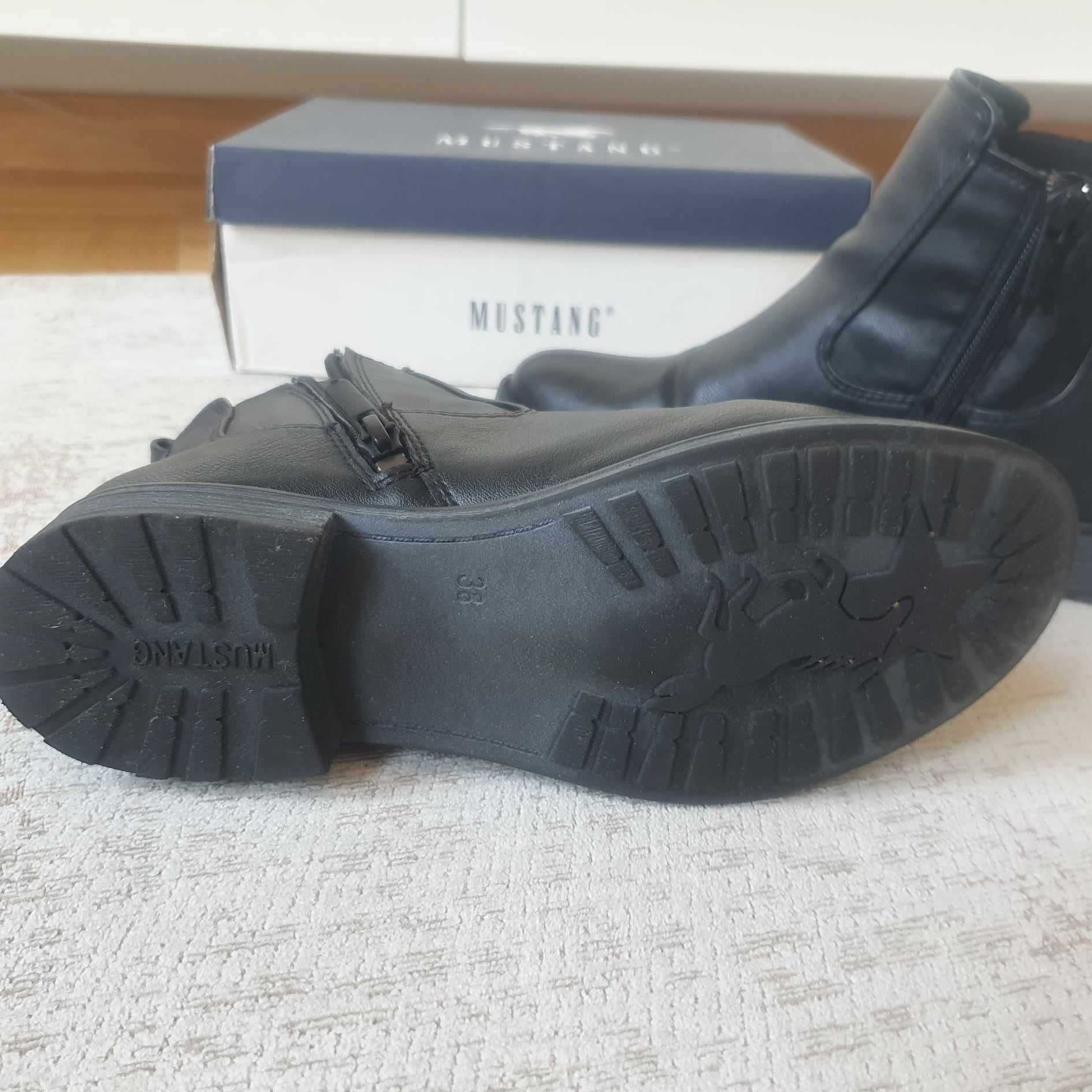Czarne botki zimowe Mustang