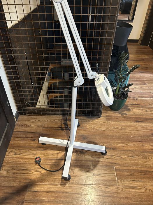 Lampa dla kosmetyczki z lupa