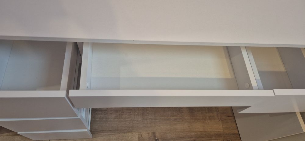 Biała toaletka z lustrem oraz oświetleniem