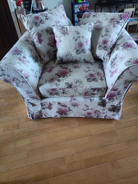 Jasna sofa w róże