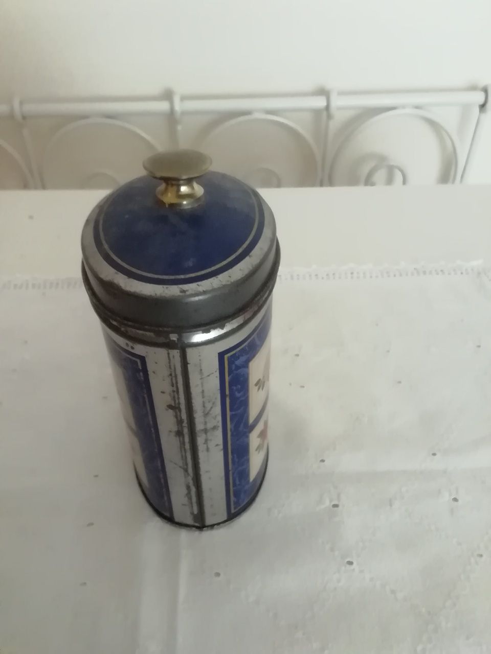 Lata antiga, vazia