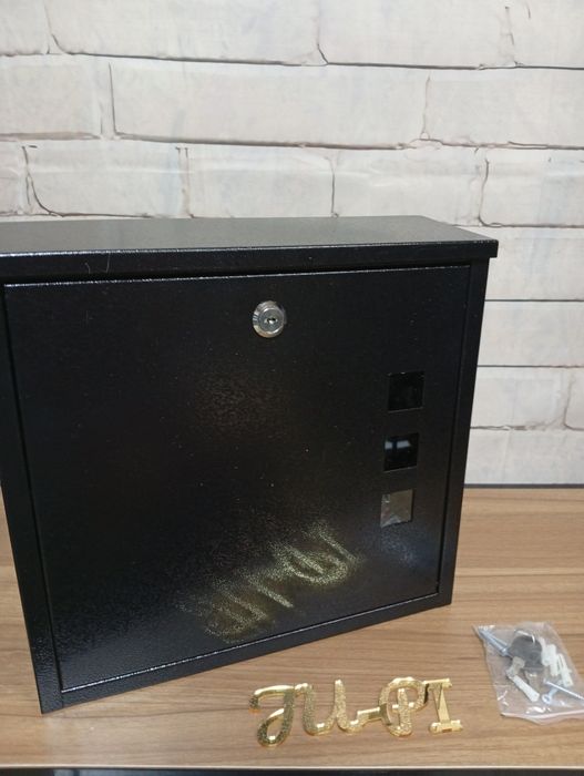 Metalowa duża skrzynka na listy z 3 okienkami