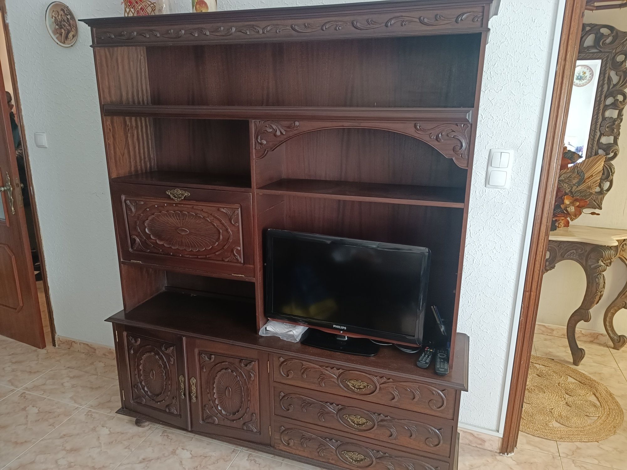 Vendo 2 móveis antigos para desocupar e em bom estado