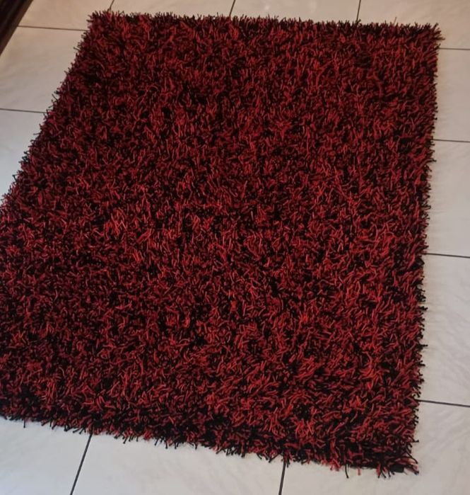 Tapete vernelho e preto