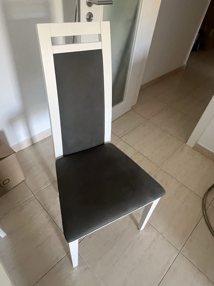 Mesa de jantar e cadeiras