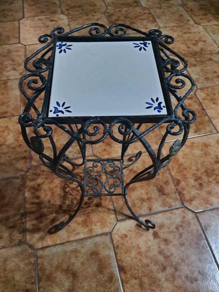Mesa/coluna em ferro com azulejo