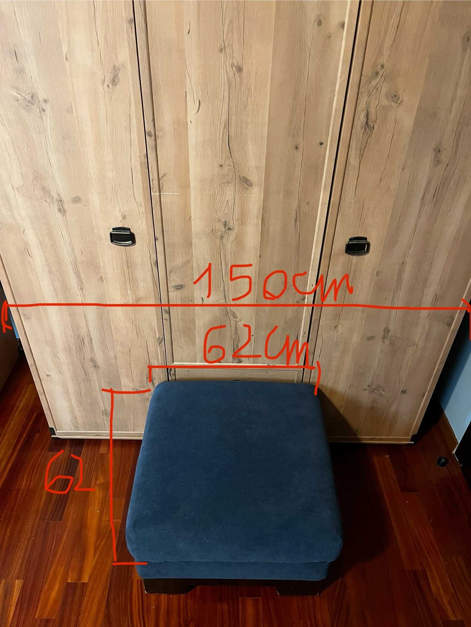 Granatowa pufa w bardzo dobrym stanie, o wymiarach 62cmX62cmX40cm.