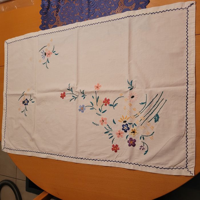 Serwetka ręcznie haftowana