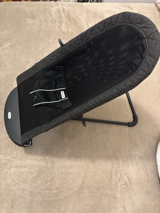 Leżaczek BabyBjorn czarny