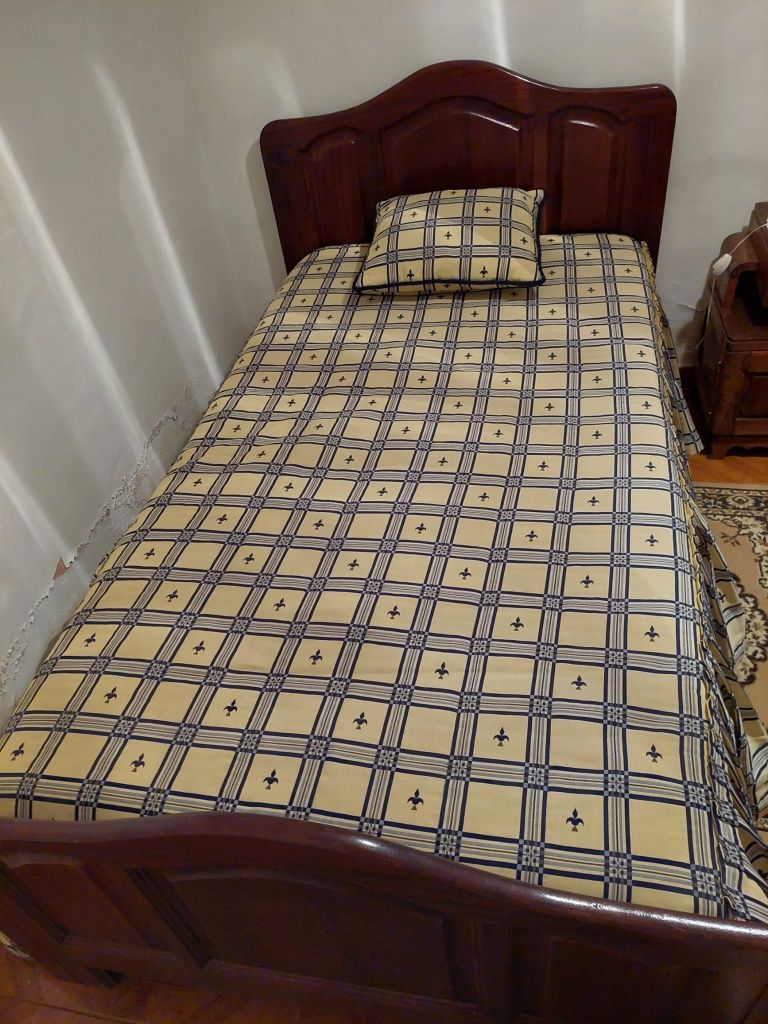 Conjunto de Quarto Clássico em Madeira Maciça