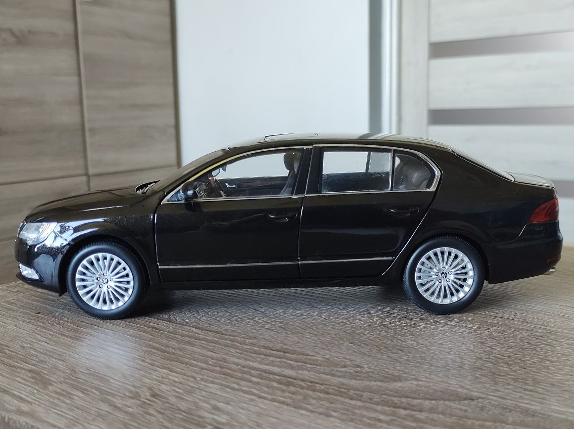 Skoda superb 2fl 1:18