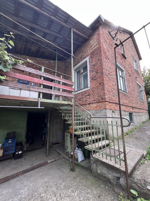 Будинок цегляний, газ, великий сад, гараж, господарські споруди