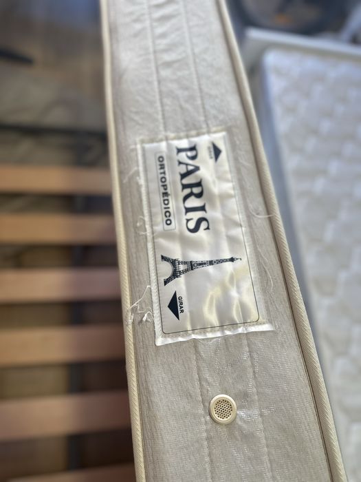 Cama solteiro dupla com colchoes e mesa cabeceira