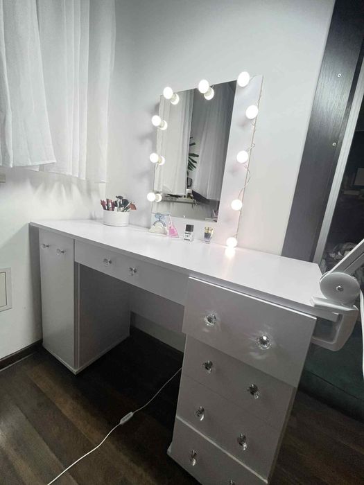 Toaletka biała z lampkami