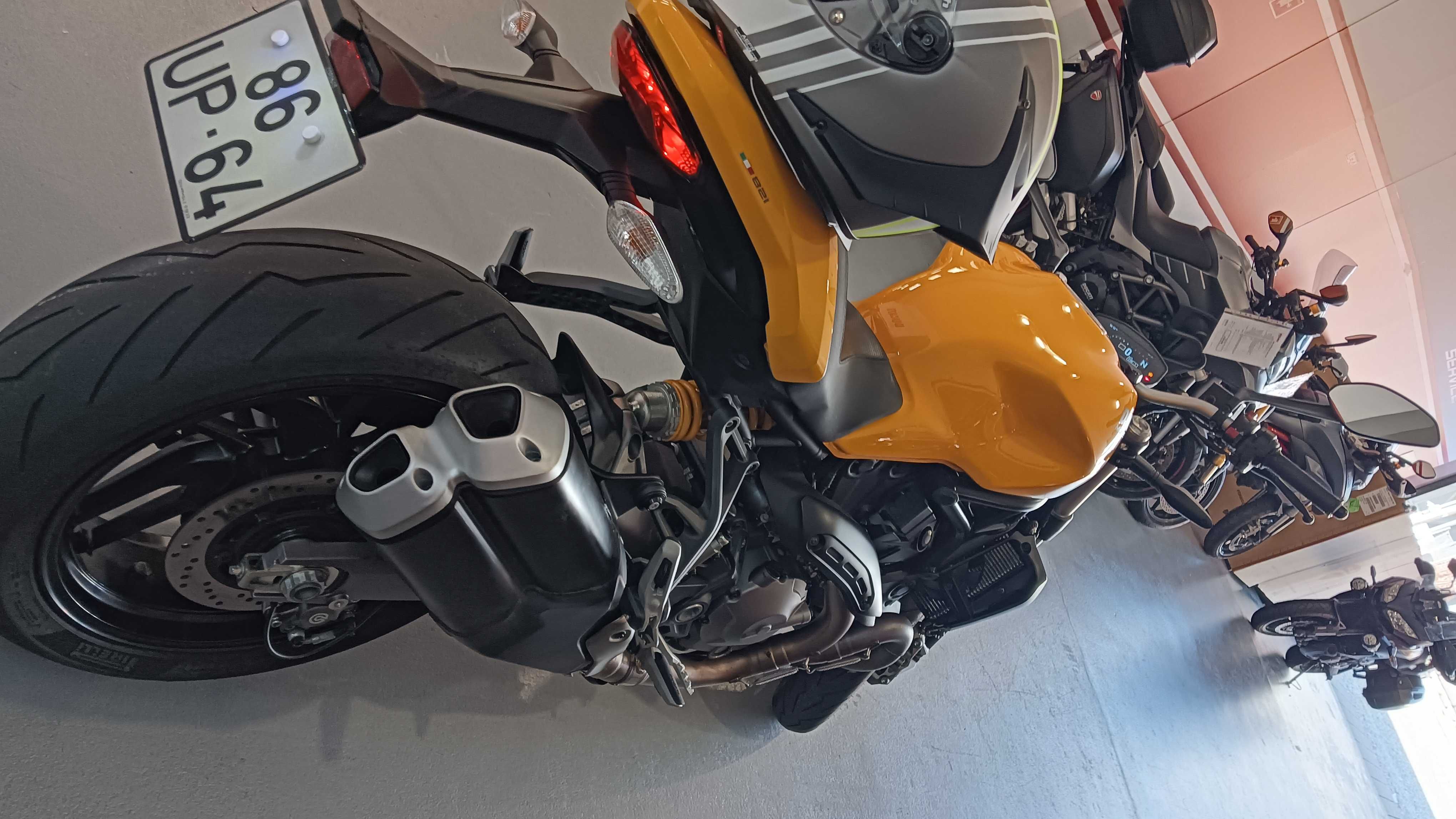 Ducati Monster 821 - Yellow SE