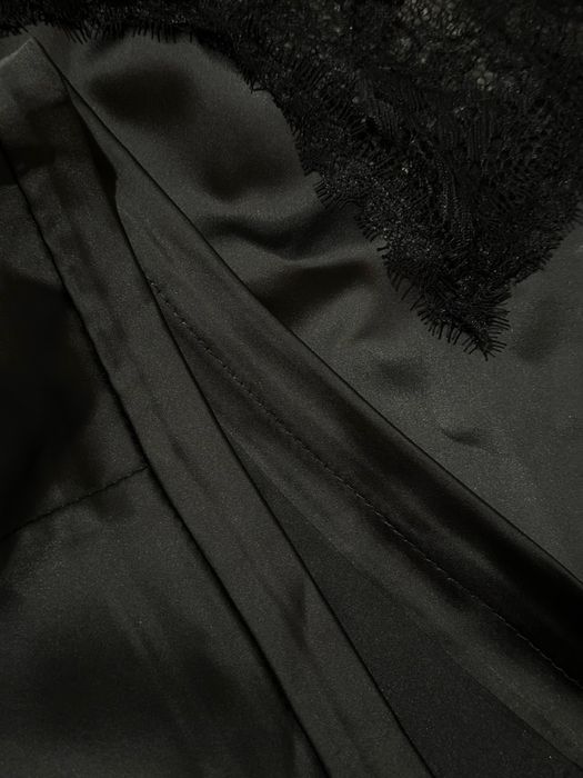 Чорна атласна спідниця