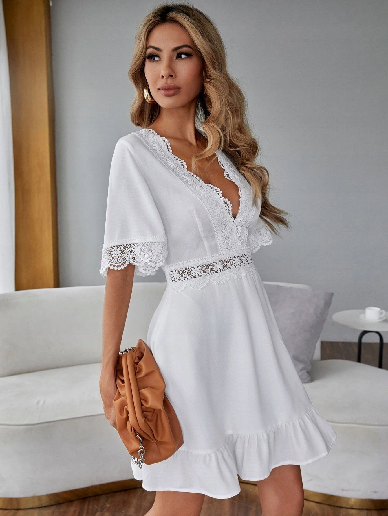 Sukienka Casual Z Gipiurowym Dekoltem Mini Biała