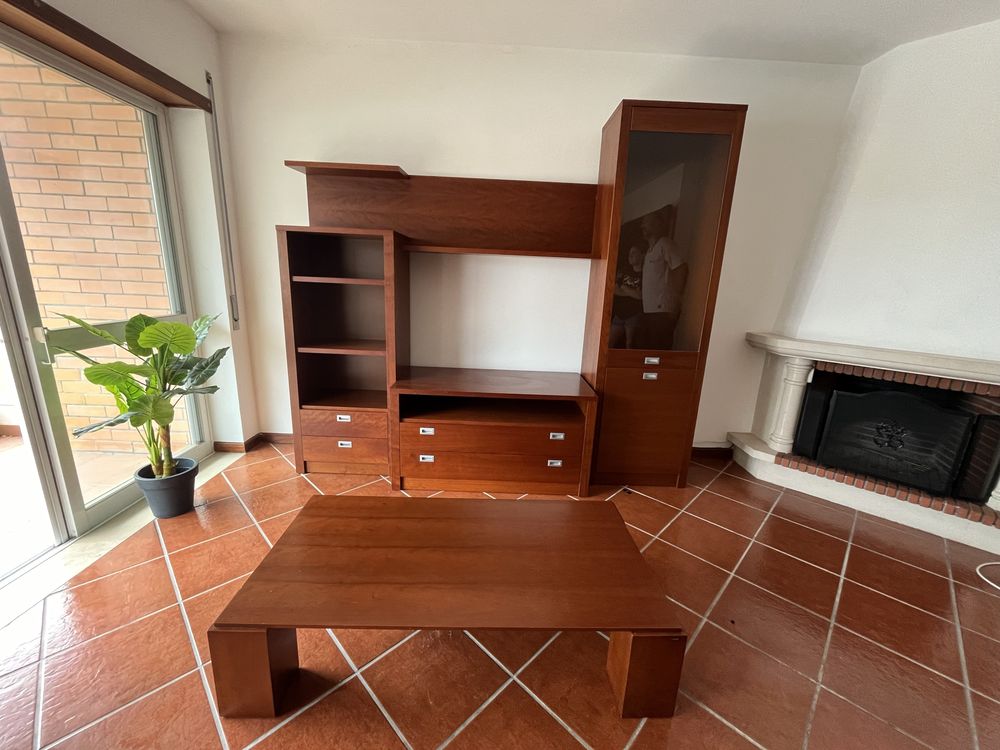 Vendo Móvel de TV, Cristaleira e Mesa de Centro.