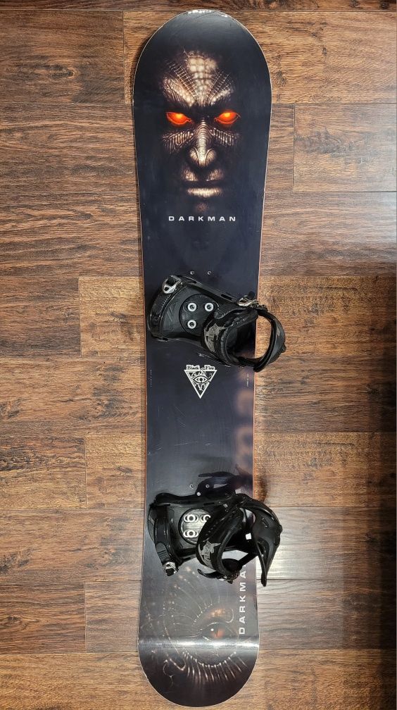 Snowboard Black Fire Darkman z wiązaniami.