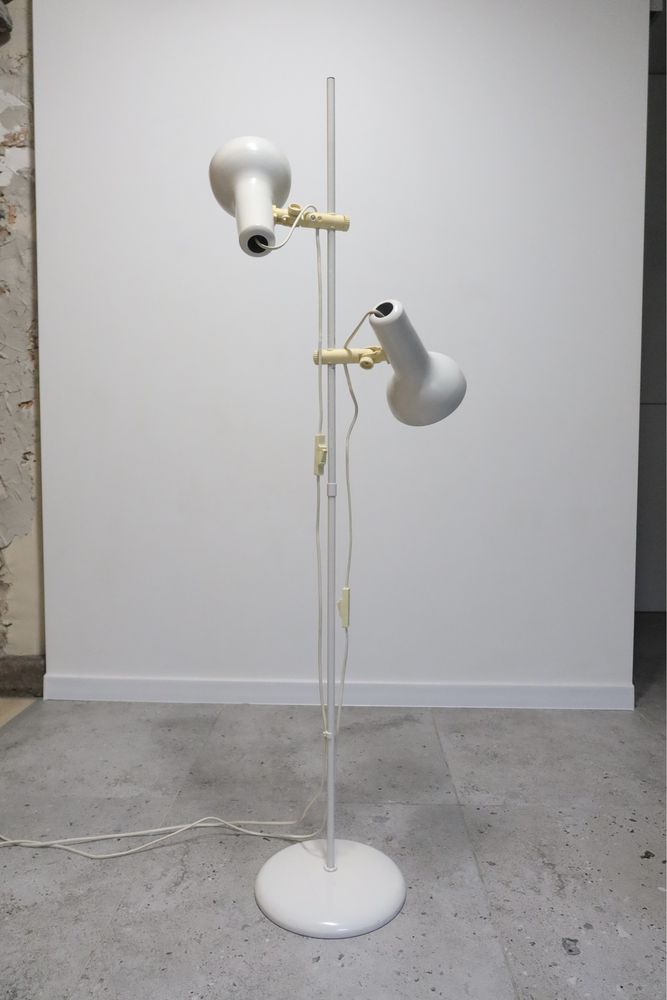 Biała duńska lampa podłogowa 1970 vintage retro stojąca