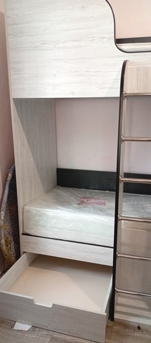 Продам двоярусне дитяче ліжко з письмовим столом. Можна окремо