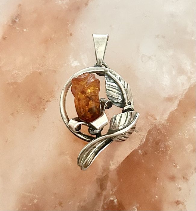 Srebrna zawieszka z bursztynową różą