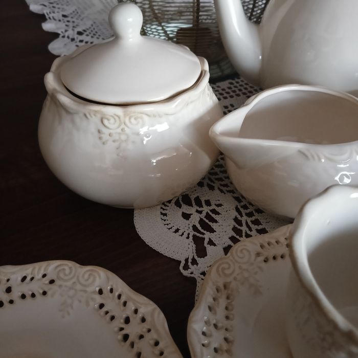 Ażurowy serwis kawowy firmy Veroni 22 elementy