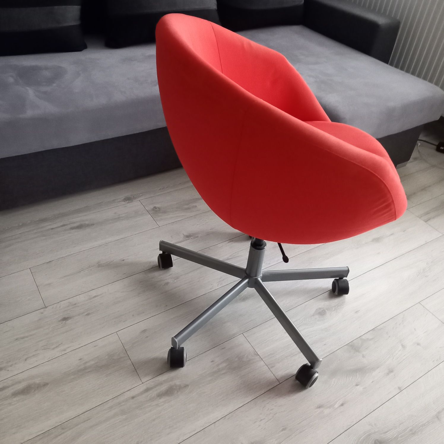 Fotel obrotowy z kółkami Ikea SKRUVSTA czerwony