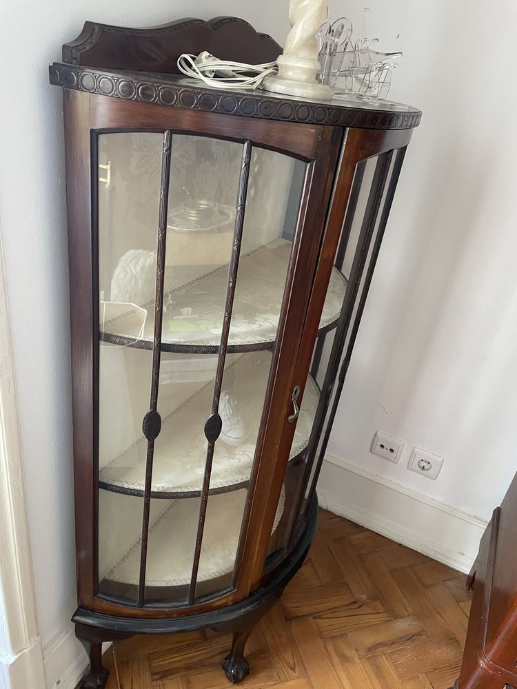 Móvel vitrine clássico em madeira com tecido interior