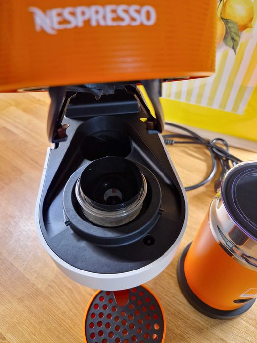 Ekspres Vertuo Pop Pantone Mandarin Orange + Spieniacz + kawa Gratis