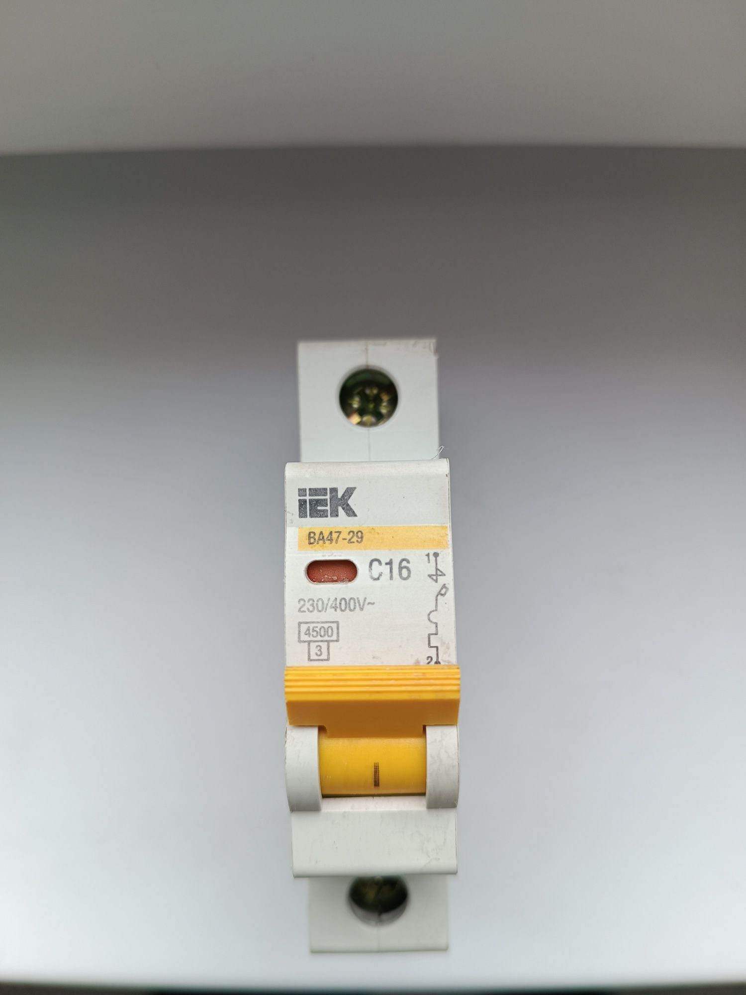 Автомат IEK 16 A