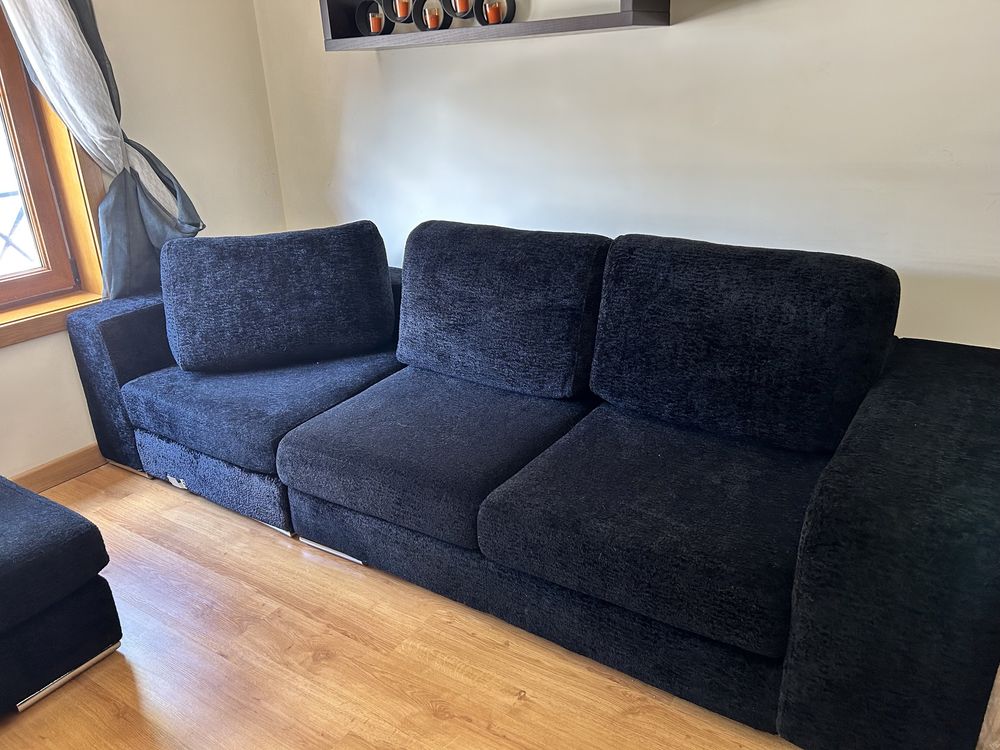 sofá preto de três lugares