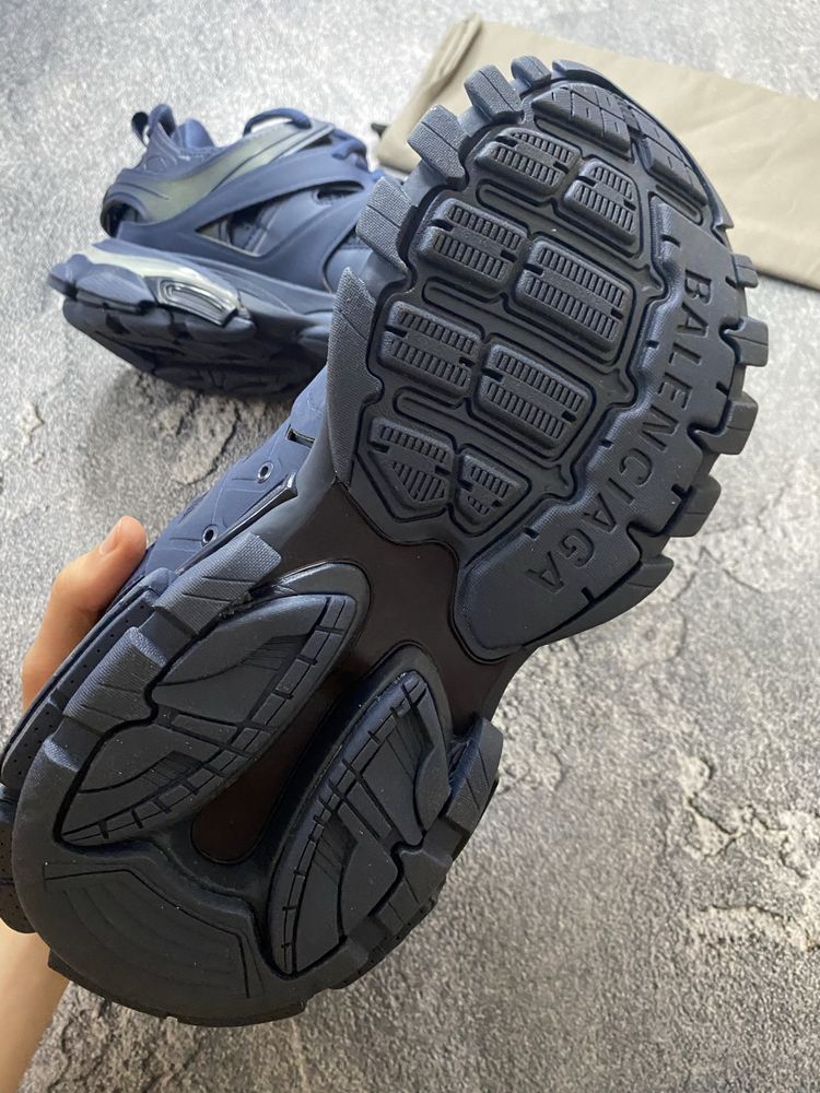 Balenciaga Led.