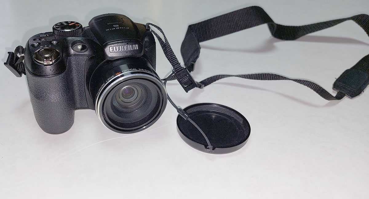 Камера Fujifilm FinePix S1800 с сумкой